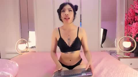 AMELIA TREVICOTT  online show from 11/08/25, 04:23