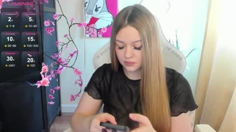 Snapshot of ameliepeach chatting on 04/27/26, 05:16 Amelie online show from 04/27/26, 05:16