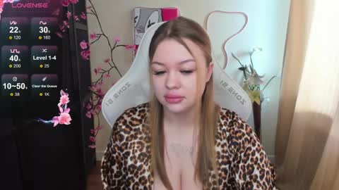 Snapshot of ameliepeach chatting on 05/17/26, 01:25 Amelie online show from 05/17/26, 01:25