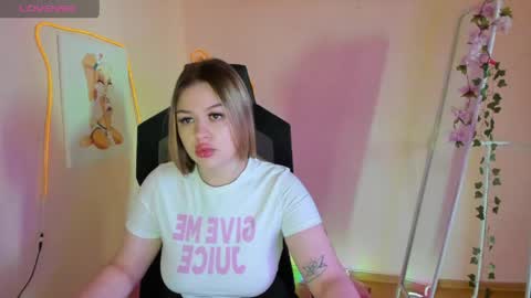 Snapshot of ameliepeach chatting on 05/20/26, 01:34 Amelie online show from 05/20/26, 01:34