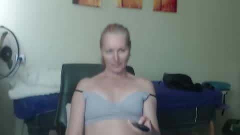 Snapshot of amelly777 chatting on 04/17/26, 01:03 amelly777 online show from 04/17/26, 01:03