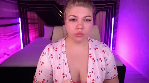 Snapshot of amellywhite chatting on 06/25/26, 01:48 Alina online show from 06/25/26, 01:48