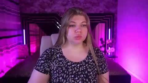 Snapshot of amellywhite chatting on 07/13/26, 01:14 Alina online show from 07/13/26, 01:14