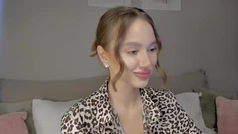 Snapshot of amelydoll18 chatting on 10/02/25, 04:30 Stefa online show from 10/02/25, 04:30