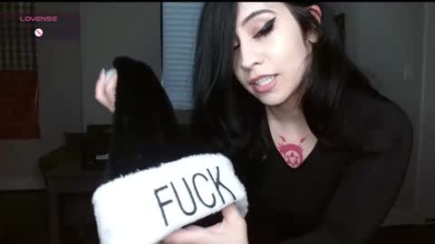 Snapshot of amilustxx chatting on 12/22/24, 11:20 amilust online show from 12/22/24, 11:20