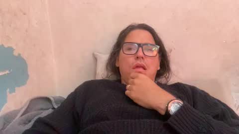 Snapshot of amo_s chatting on 10/19/25, 01:12 amo_s online show from 10/19/25, 01:12