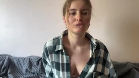 Snapshot of amorelle_ chatting on 04/21/26, 10:10 amorelle_ online show from 04/21/26, 10:10