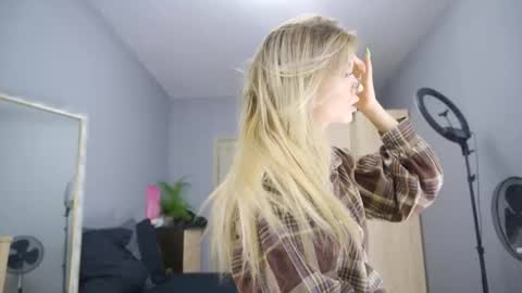 Snapshot of amylanee chatting on 09/19/25, 07:54 amylanee online show from 09/19/25, 07:54