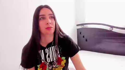 Snapshot of ana_castilo chatting on 12/30/24, 02:51 Ana  IG an castillo 1 online show from 12/30/24, 02:51