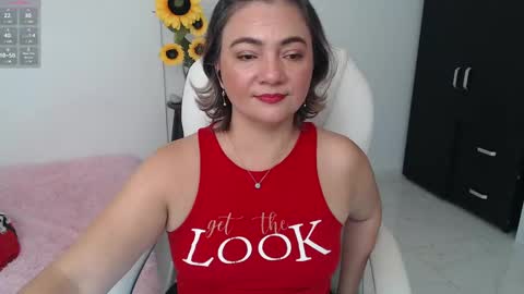 Snapshot of ana_hotmilfx chatting on 12/19/24, 02:35 ANA online show from 12/19/24, 02:35