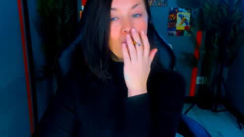 Snapshot of ana_mills chatting on 04/23/26, 12:29 Ana online show from 04/23/26, 12:29