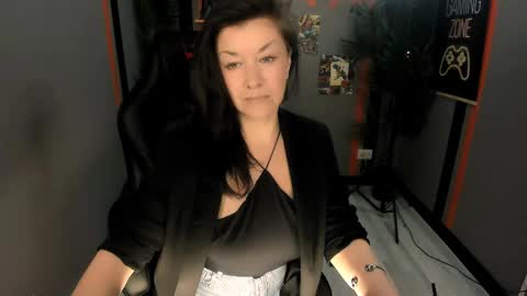 Snapshot of ana_mills chatting on 04/27/26, 10:02 Ana online show from 04/27/26, 10:02