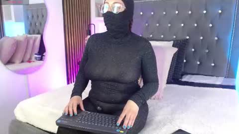 Snapshot of anaa_moon chatting on 06/24/26, 04:22 Ana Moon online show from 06/24/26, 04:22