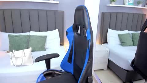 Snapshot of anagil_ chatting on 12/20/25, 08:38 A N A online show from 12/20/25, 08:38