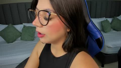 Snapshot of anagil_ chatting on 06/10/26, 01:54 A N A online show from 06/10/26, 01:54