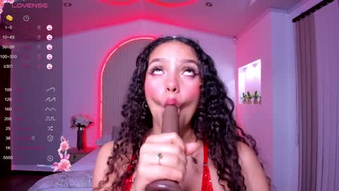 Snapshot of anahi_curlie1 chatting on 12/28/24, 06:28 Anahi Curlie online show from 12/28/24, 06:28