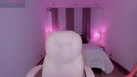 Snapshot of anahi_curlie1 chatting on 02/19/25, 02:55 Anahi Curlie online show from 02/19/25, 02:55