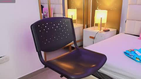 Snapshot of anahi_maite chatting on 10/21/25, 08:31 Anahi online show from 10/21/25, 08:31