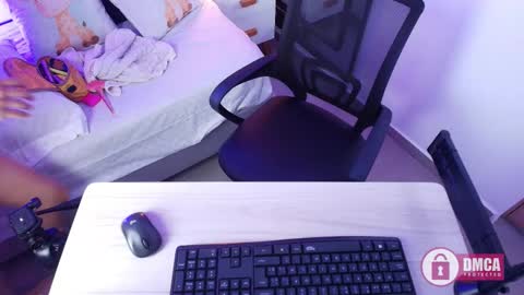 Snapshot of anahi_maite chatting on 11/17/25, 12:00 Anahi online show from 11/17/25, 12:00