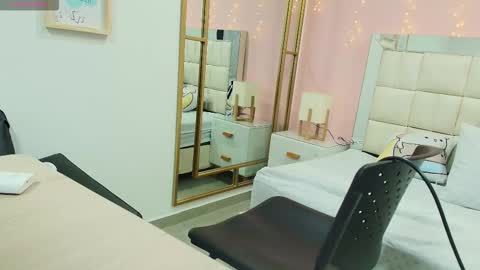 Snapshot of anahi_maite chatting on 11/23/25, 08:30 Anahi online show from 11/23/25, 08:30