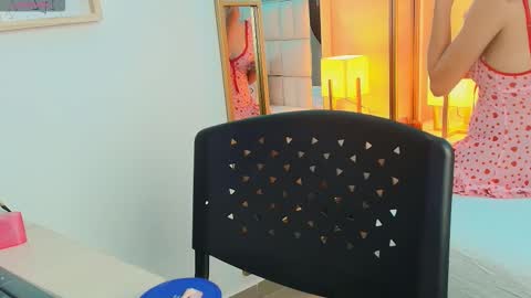 Snapshot of anahi_maite chatting on 12/13/25, 07:53 Anahi online show from 12/13/25, 07:53