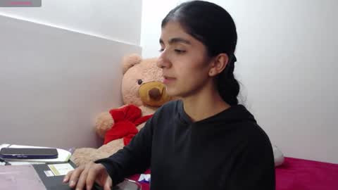 Anahi Browns online show from 04/15/26, 09:37