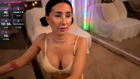 Snapshot of anarhodes chatting on 01/08/25, 04:02 Anna online show from 01/08/25, 04:02