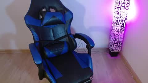 Snapshot of anarosse__ chatting on 10/25/25, 01:57 ana 3 online show from 10/25/25, 01:57