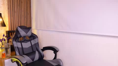 Mia online show from 12/22/25, 12:24