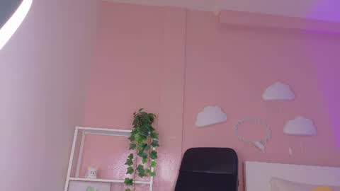 Snapshot of anavicc__ chatting on 07/17/26, 09:27 Kendra online show from 07/17/26, 09:27