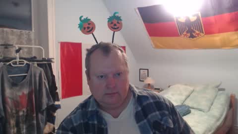 Snapshot of andre124231 chatting on 10/29/25, 09:27 Andre online show from 10/29/25, 09:27