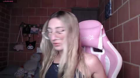 Snapshot of andrea_camila chatting on 05/26/26, 04:14 Andrea online show from 05/26/26, 04:14