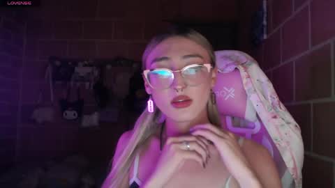 Snapshot of andrea_camila chatting on 05/29/26, 03:15 Andrea online show from 05/29/26, 03:15