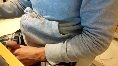 Snapshot of andrea_feetlover chatting on 10/21/25, 05:30 andrea_feetlover online show from 10/21/25, 05:30