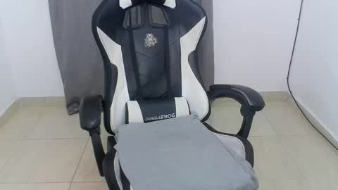 andres180950734 online show from 10/13/25, 10:04