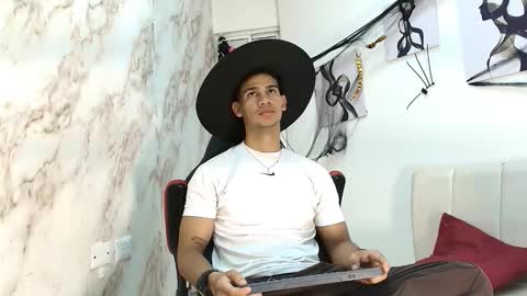 andres_stud online show from 10/20/25, 04:46