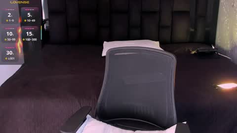 Snapshot of andywiills chatting on 10/28/25, 09:28 Andy online show from 10/28/25, 09:28