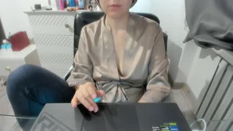 angel_lee__ online show from 02/10/25, 11:36