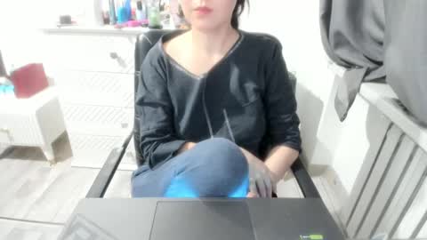 angel_lee__ online show from 02/11/25, 04:02