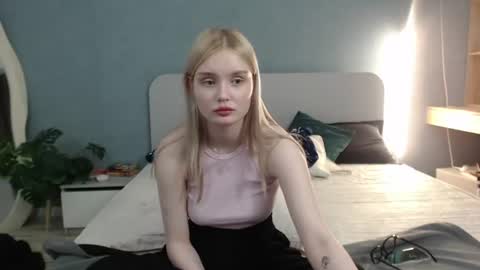 Snapshot of angel_share chatting on 06/18/26, 09:14 Angela online show from 06/18/26, 09:14