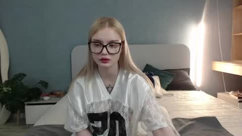 Snapshot of angel_share chatting on 06/21/26, 05:54 Angela online show from 06/21/26, 05:54