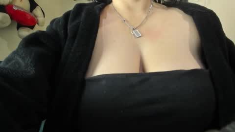 Snapshot of angela_suaza chatting on 11/03/25, 01:40 Angela online show from 11/03/25, 01:40