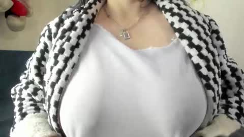 Snapshot of angela_suaza chatting on 11/10/25, 02:10 Angela online show from 11/10/25, 02:10