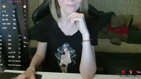 Snapshot of angelcute32 chatting on 10/14/25, 02:40 AngelCute32 online show from 10/14/25, 02:40