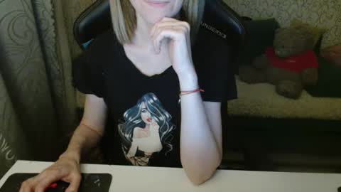 Snapshot of angelcute32 chatting on 10/16/25, 03:35 AngelCute32 online show from 10/16/25, 03:35