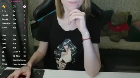 Snapshot of angelcute32 chatting on 10/20/25, 03:23 AngelCute32 online show from 10/20/25, 03:23