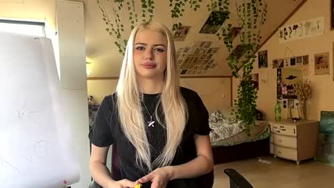 Lena online show from 04/15/26, 09:05