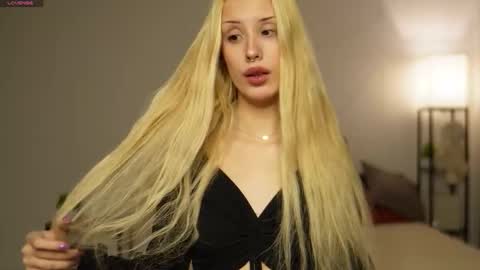 angelic_lynn online show from 12/01/25, 11:26