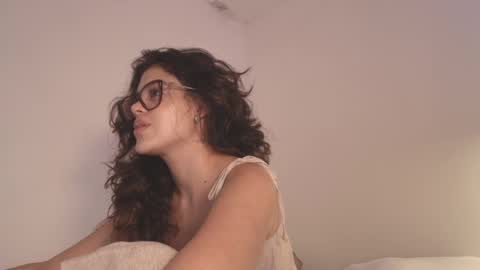 Snapshot of angelinarosss_ chatting on 05/18/26, 10:59 online show from 05/18/26, 10:59