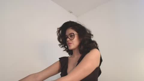 Snapshot of angelinarosss_ chatting on 05/19/26, 07:42 online show from 05/19/26, 07:42